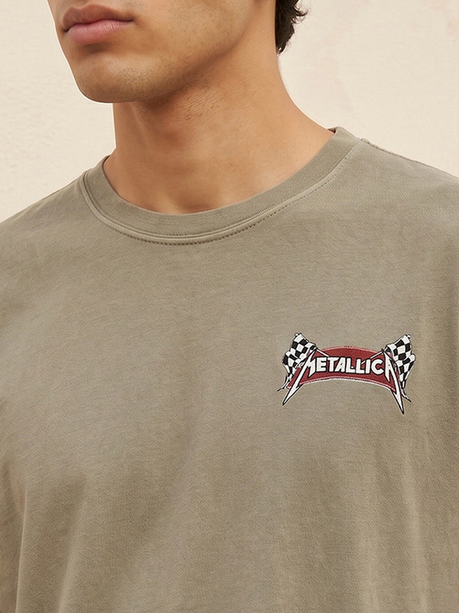 تيشيرت ميتاليكا بقصة عادية وياقة ضيقة وأكمام قصيرة وطبعات