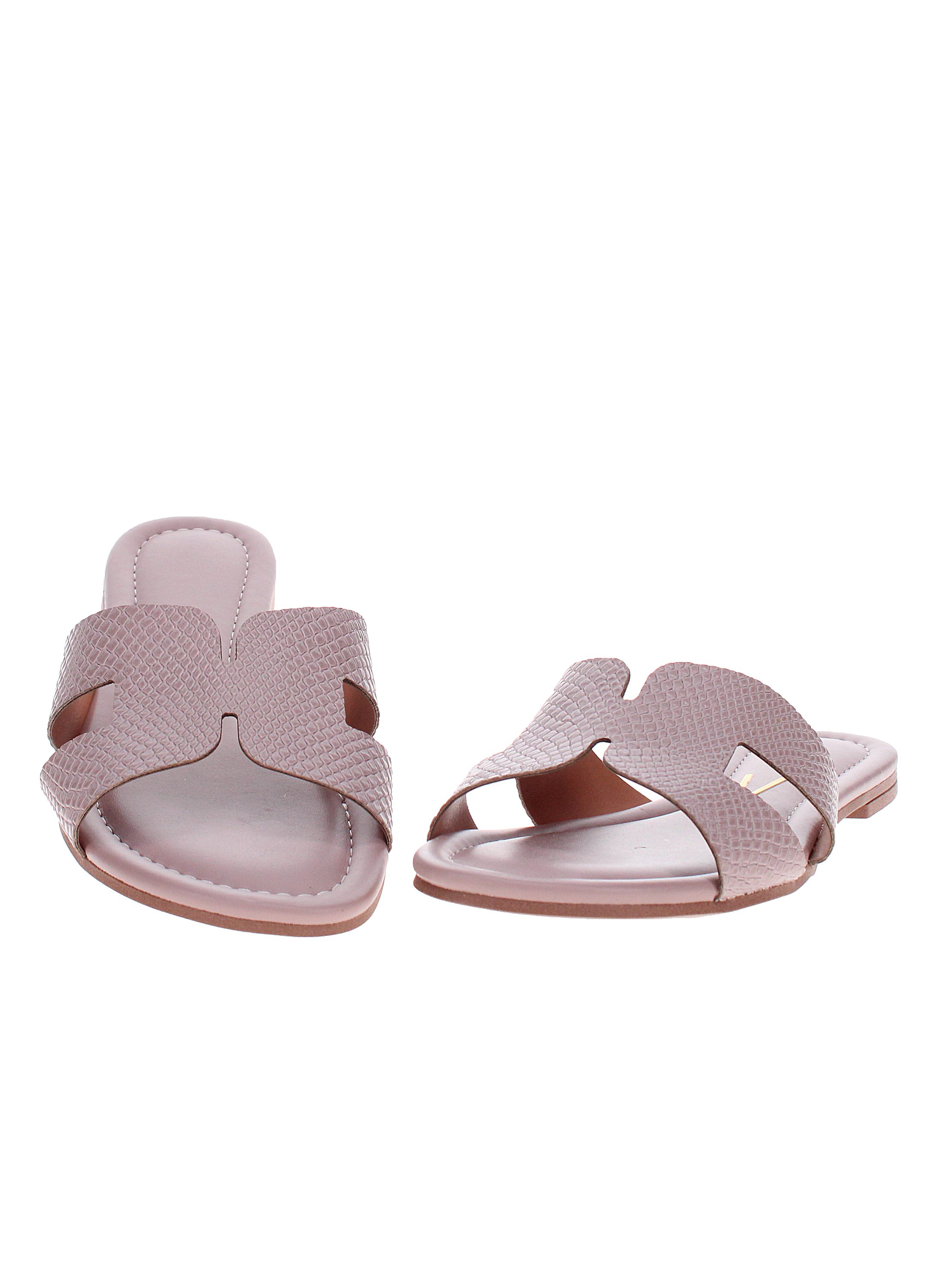 صندل فلات بتفاصيل بارزة بني