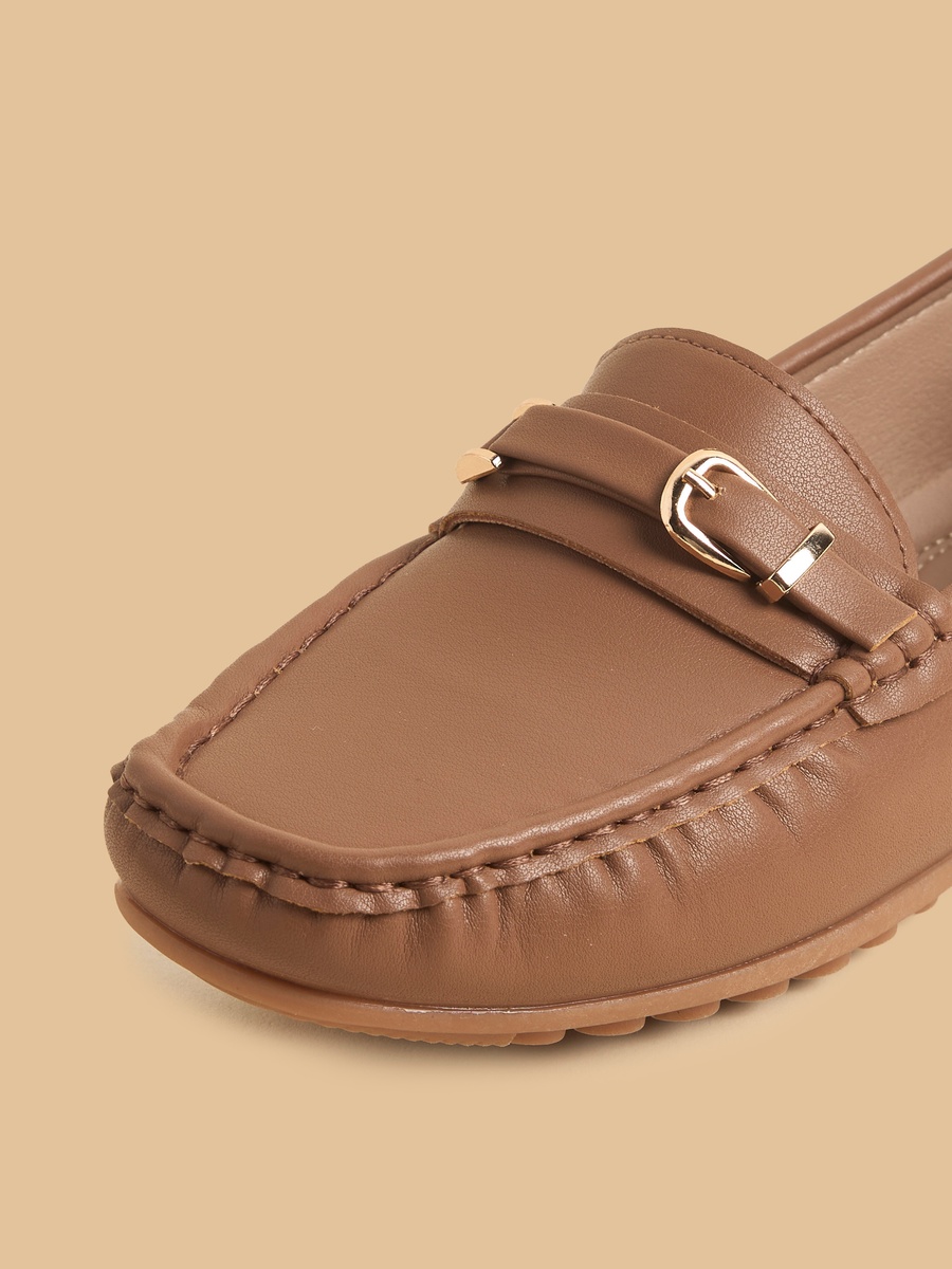 حذاء موكاسين بتفاصيل إبزيم