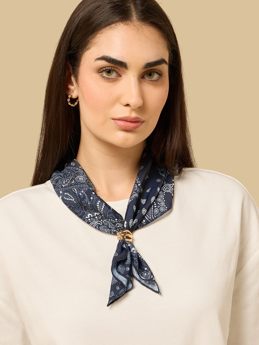 تيشيرت سادة مع وشاح مطبوع