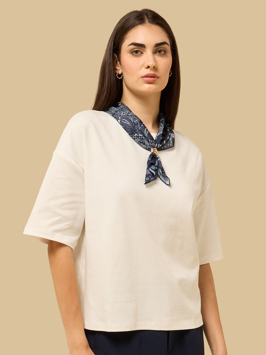 تيشيرت سادة مع وشاح مطبوع