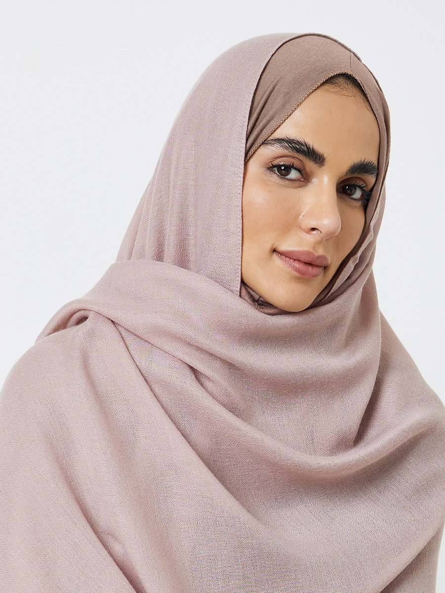 حجاب سادة بتفاصيل دانتيل باللون الكاكي