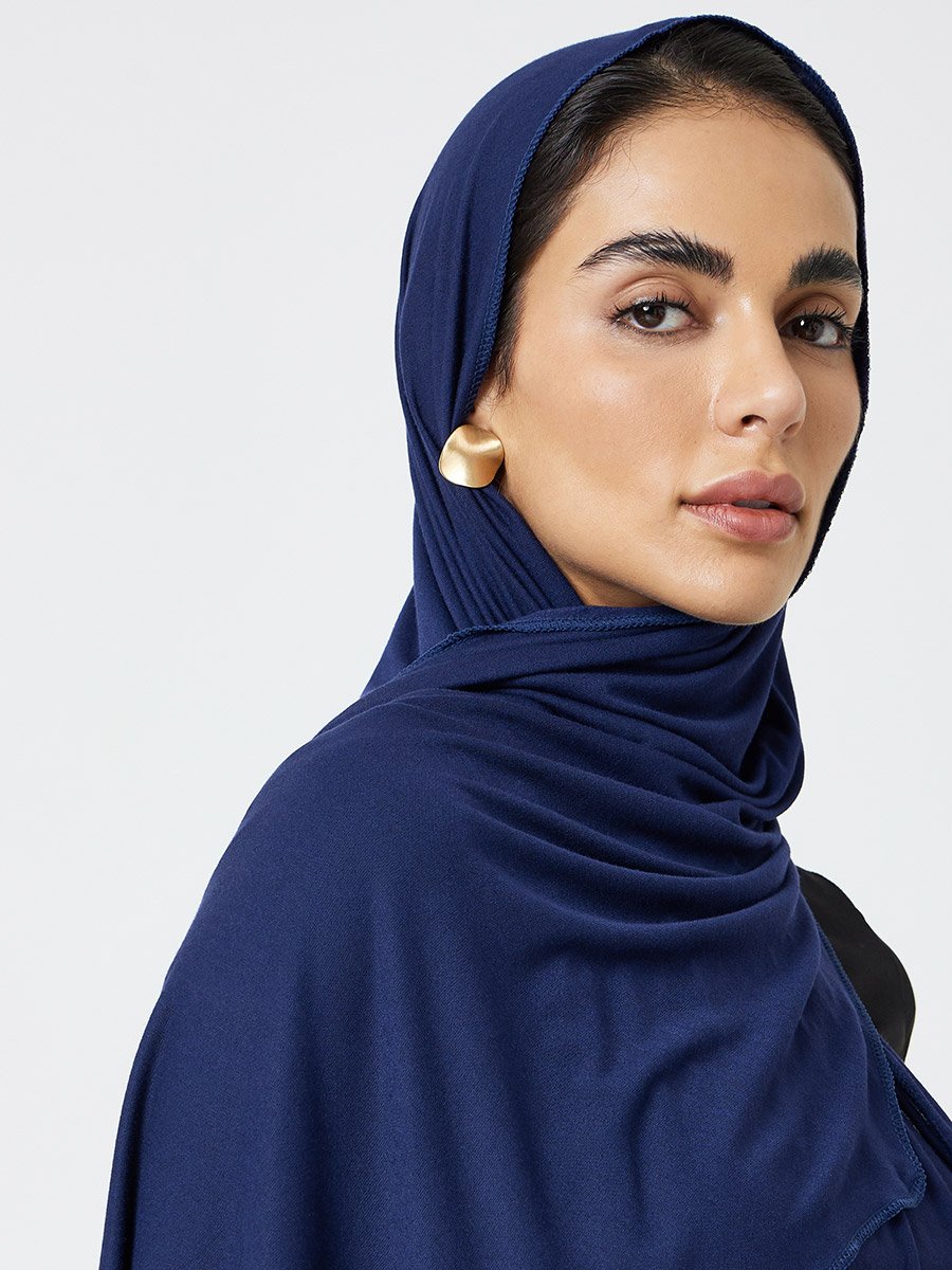حجاب سادة بتفاصيل دانتيل باللون الكحلي