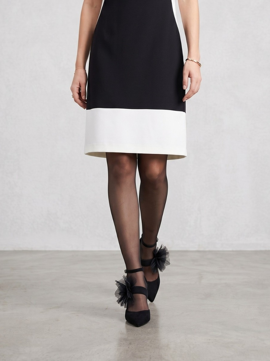 Black Mesh Flower Mid-Heel Pumps