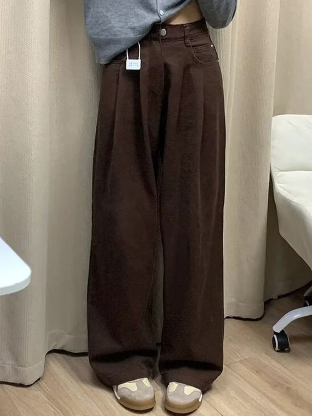 بنطال جينز بأرجل واسعة وخصر متوسط الارتفاع باللون البني