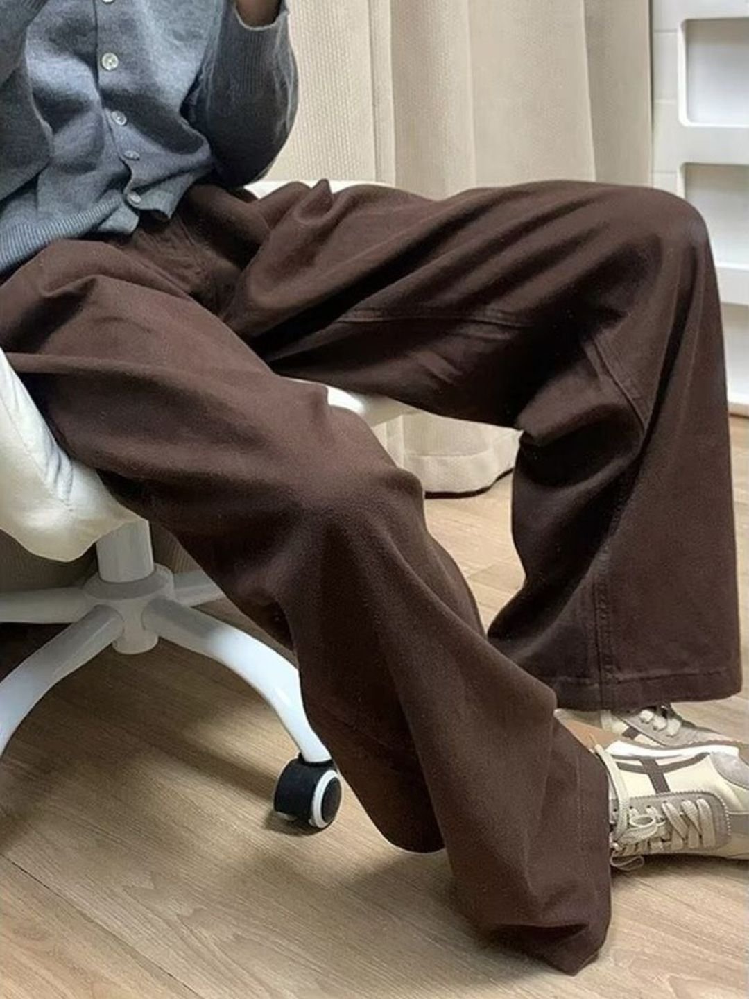 بنطال جينز بأرجل واسعة وخصر متوسط الارتفاع باللون البني