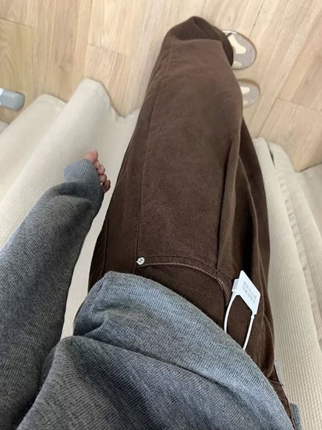 بنطال جينز بأرجل واسعة وخصر متوسط الارتفاع باللون البني