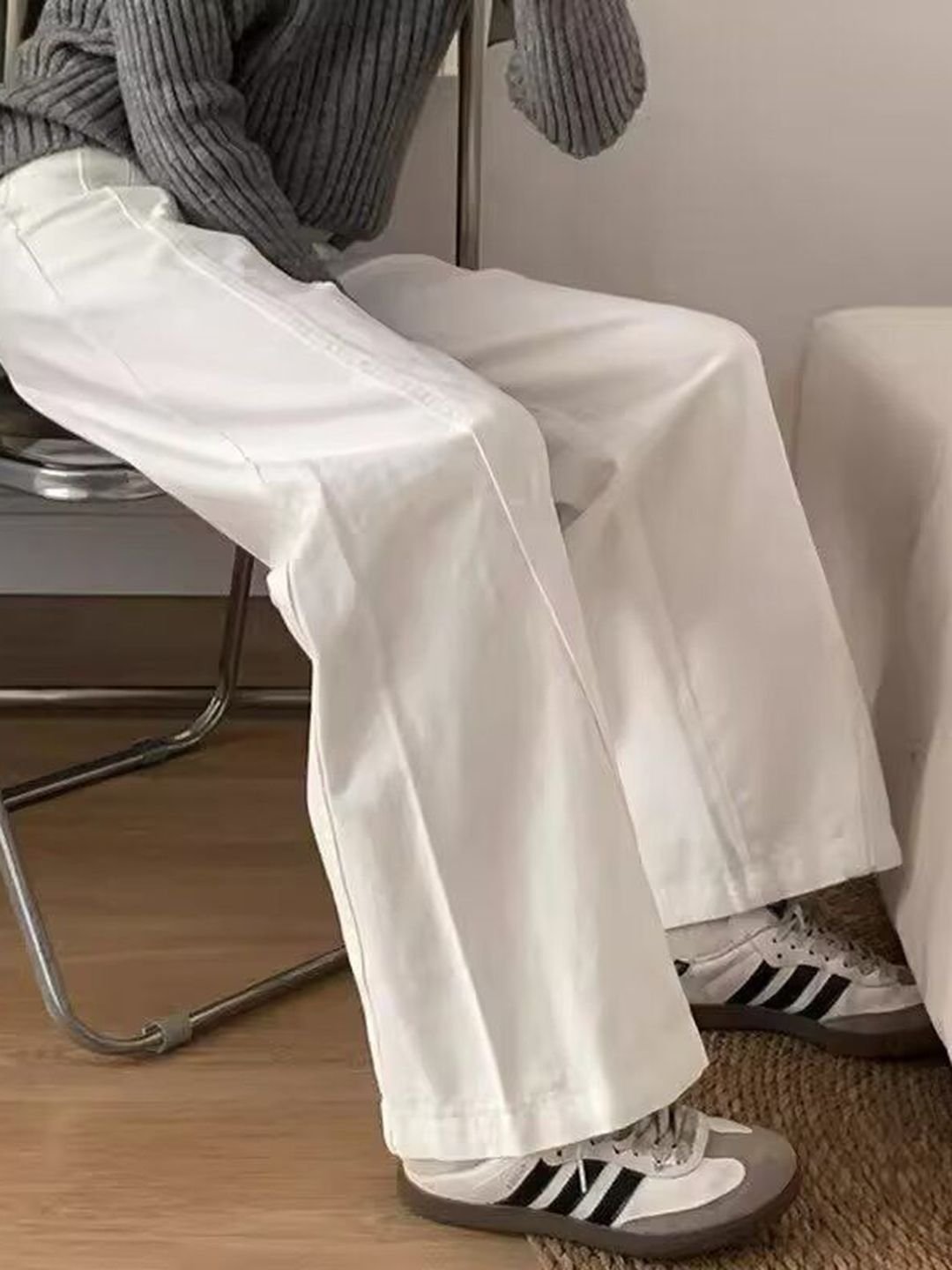 بنطال جينز بأرجل واسعة وخصر مرتفع باللون الأبيض