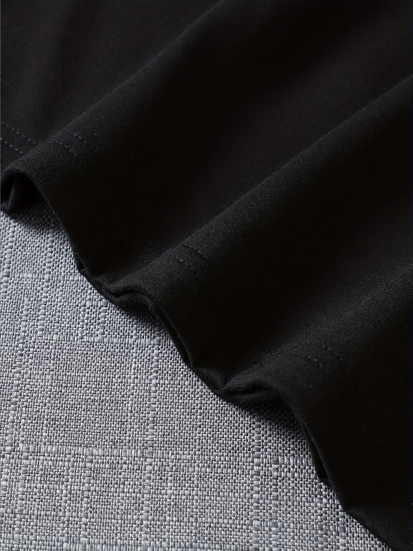 تيشيرت رجالي بأكمام طويلة وطبعة جرافيك أسود