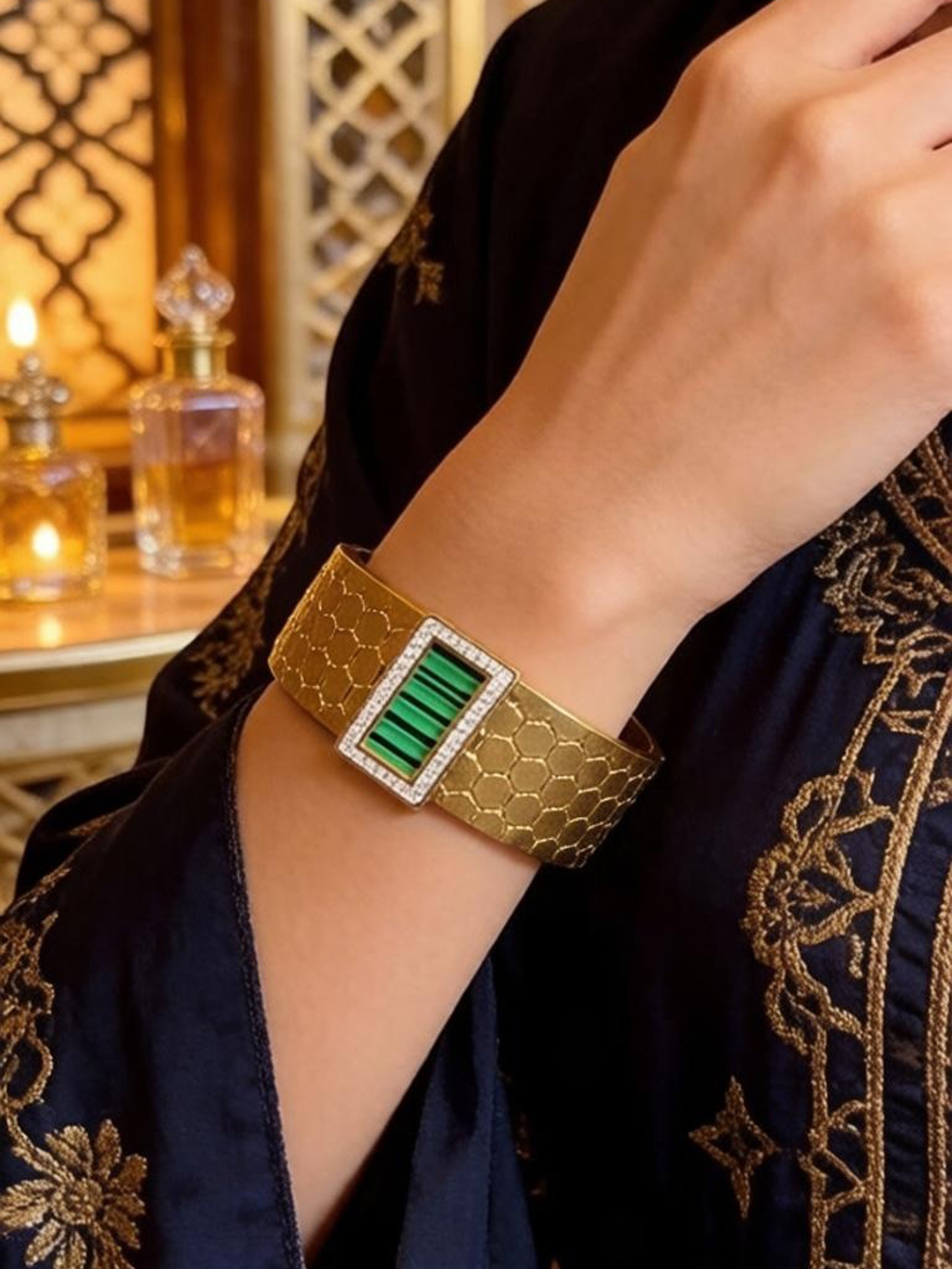 سوار بتفاصيل بارزة الملمس ذهبي