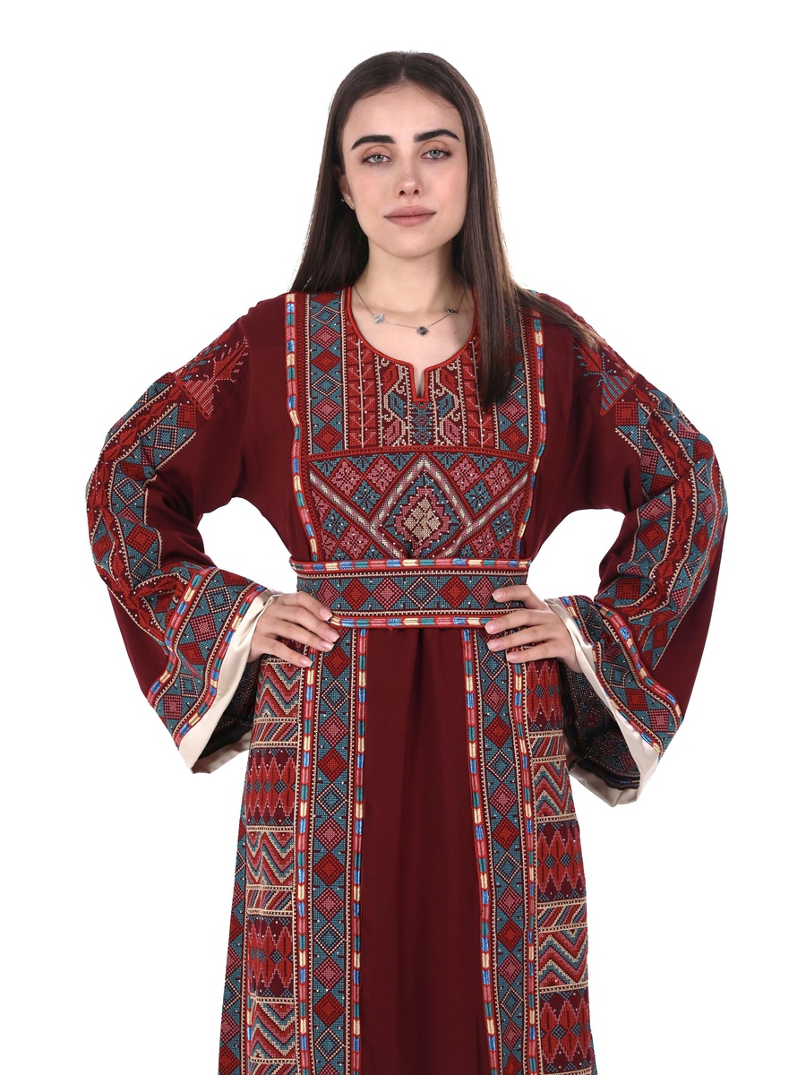 جلابية مُطرّزة بالكامل