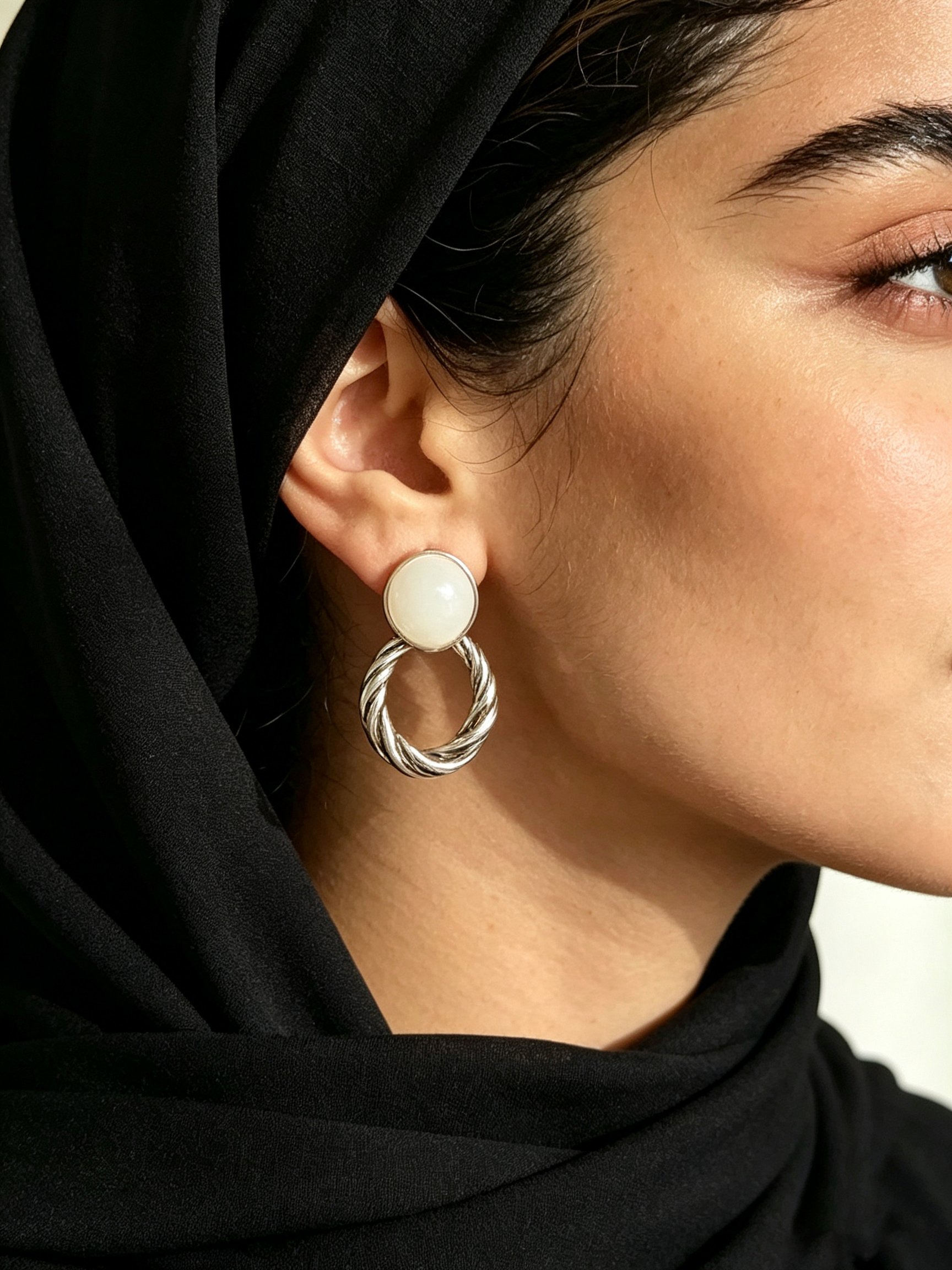 اقراط صغيرة مخطط ذهبية