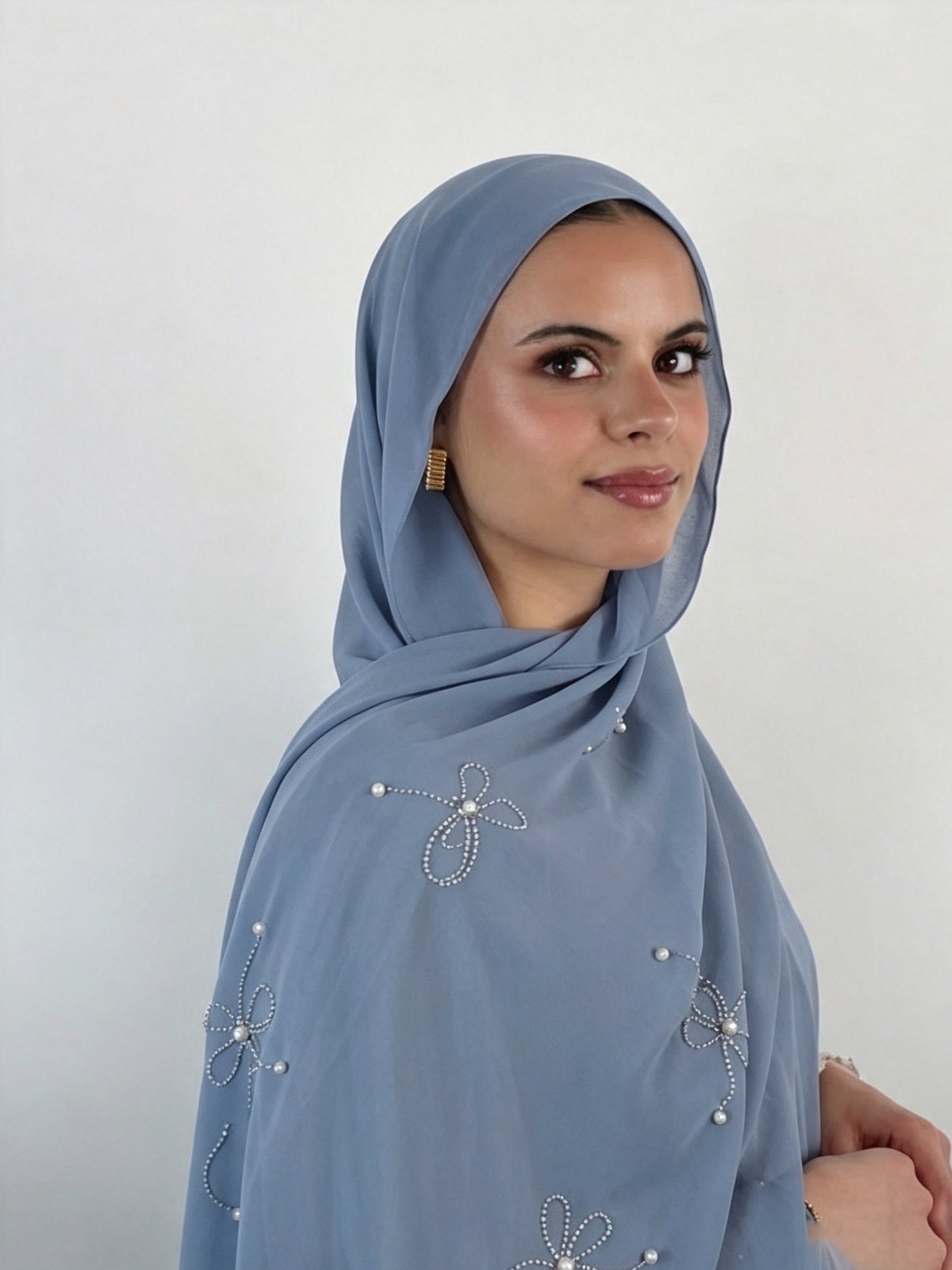 حجاب بتطريز لؤلؤ باللون الأزرق الفاتح
