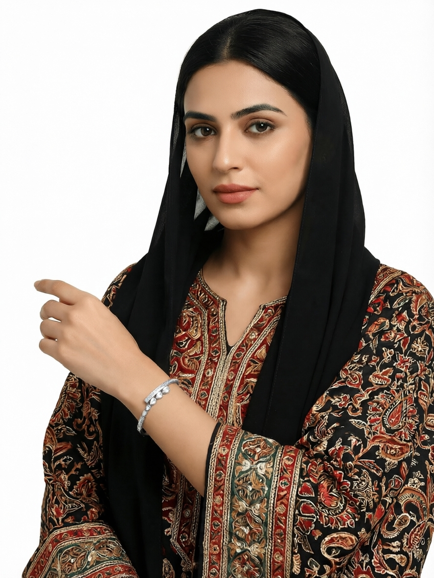 سوار يد مفتوح بتفاصيل زيركون باللون الفضي