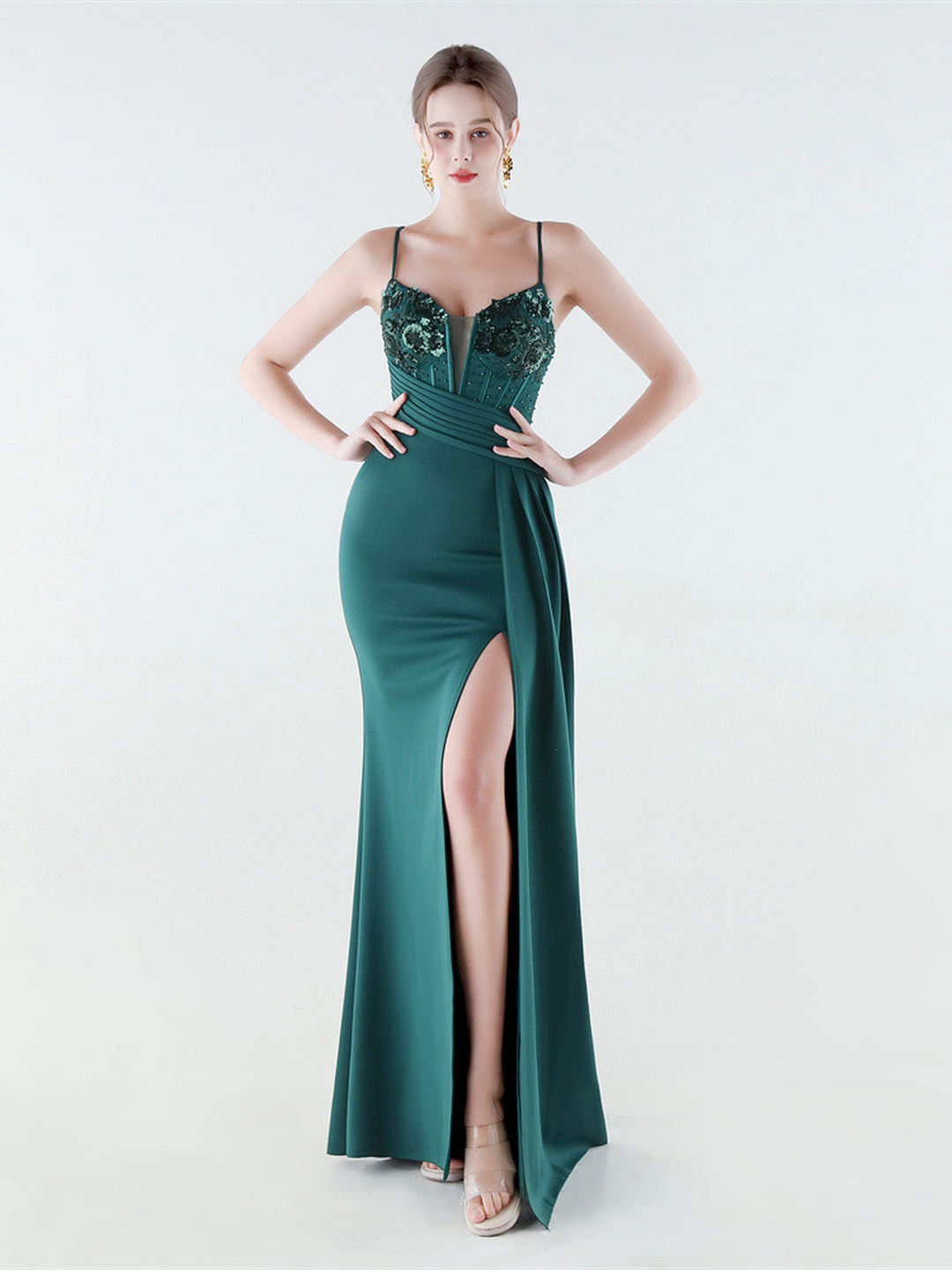 فستان سهرة ساتان أخضر داكن بلوزة دانتيل وخرز وشق عالي
