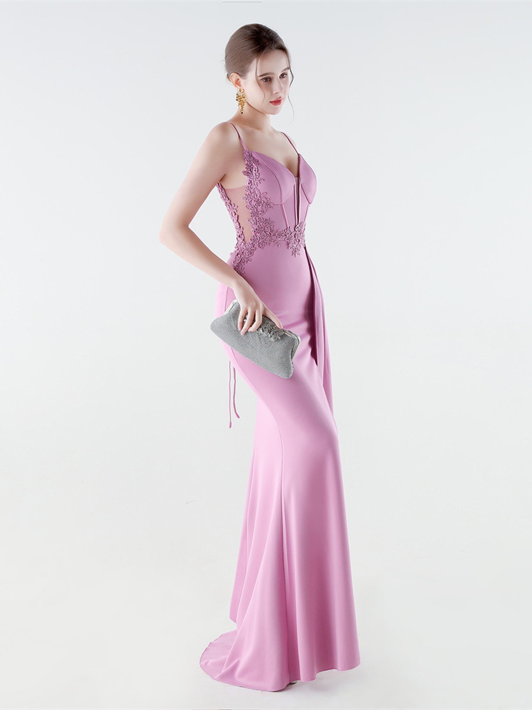 فستان سهرة ساتان بفتحة وحمالات سباغيتي مع تطريزات بارزة بلون وردي