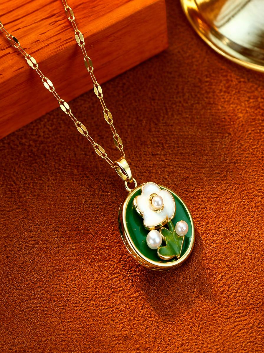 Round Flower Pendant Necklace