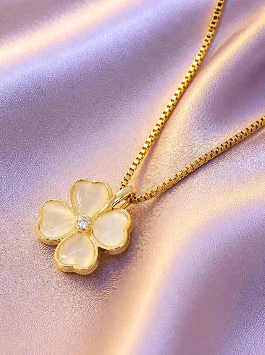 Mother Of Pearl Clover Necklace