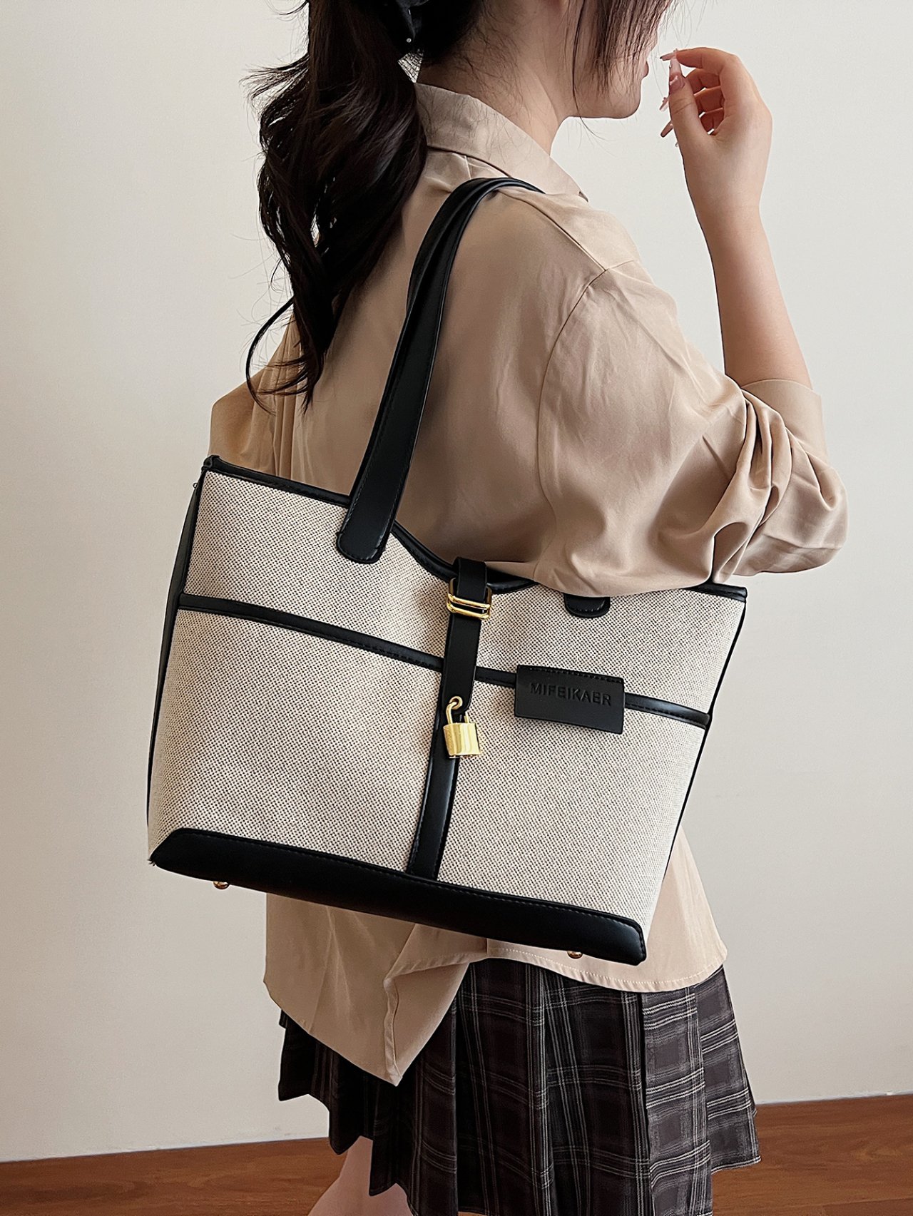 Contrast Trim Shoulder Bag