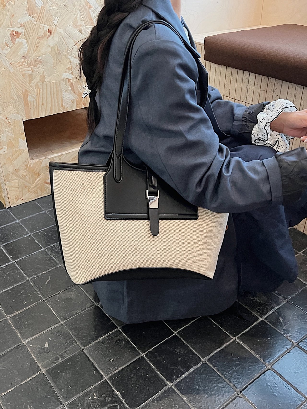 حقيبة كتف بأطراف متباينة