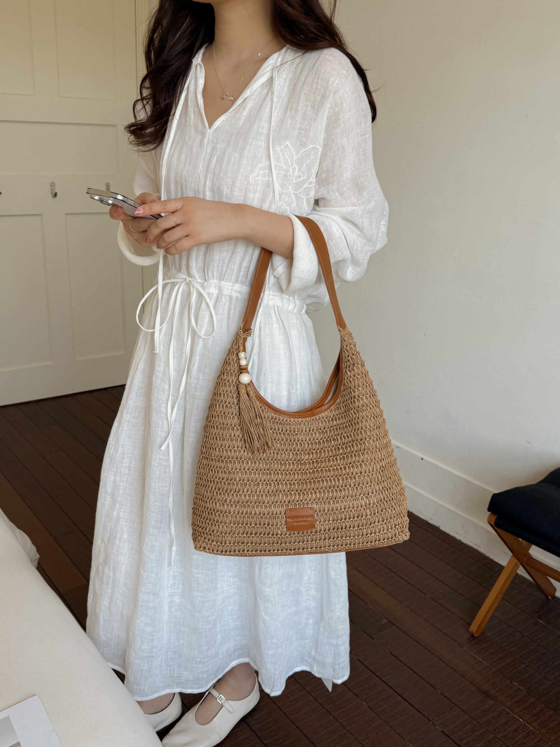 حقيبة كتف بنية منسوجة بتفاصيل شرابة