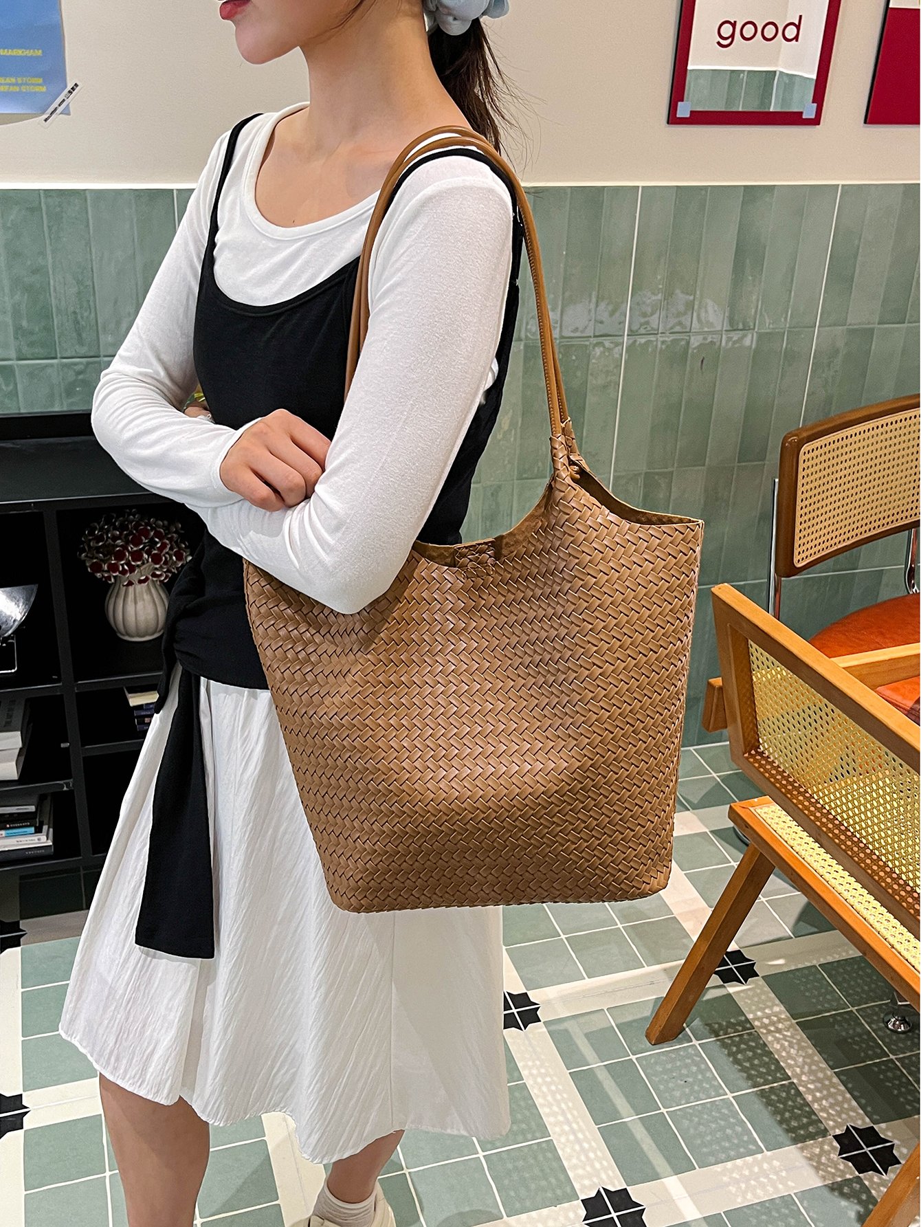 حقيبة كتف مجدولة لون بني