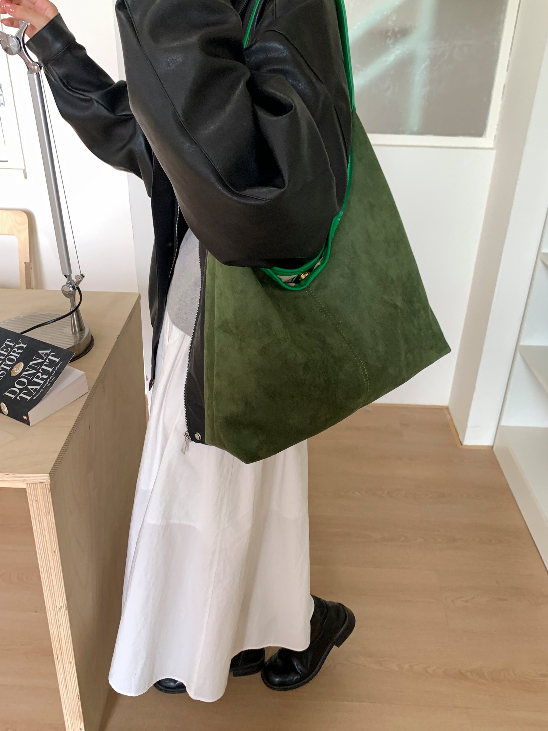 شنطة كتف باللون الأخضر الزمردي