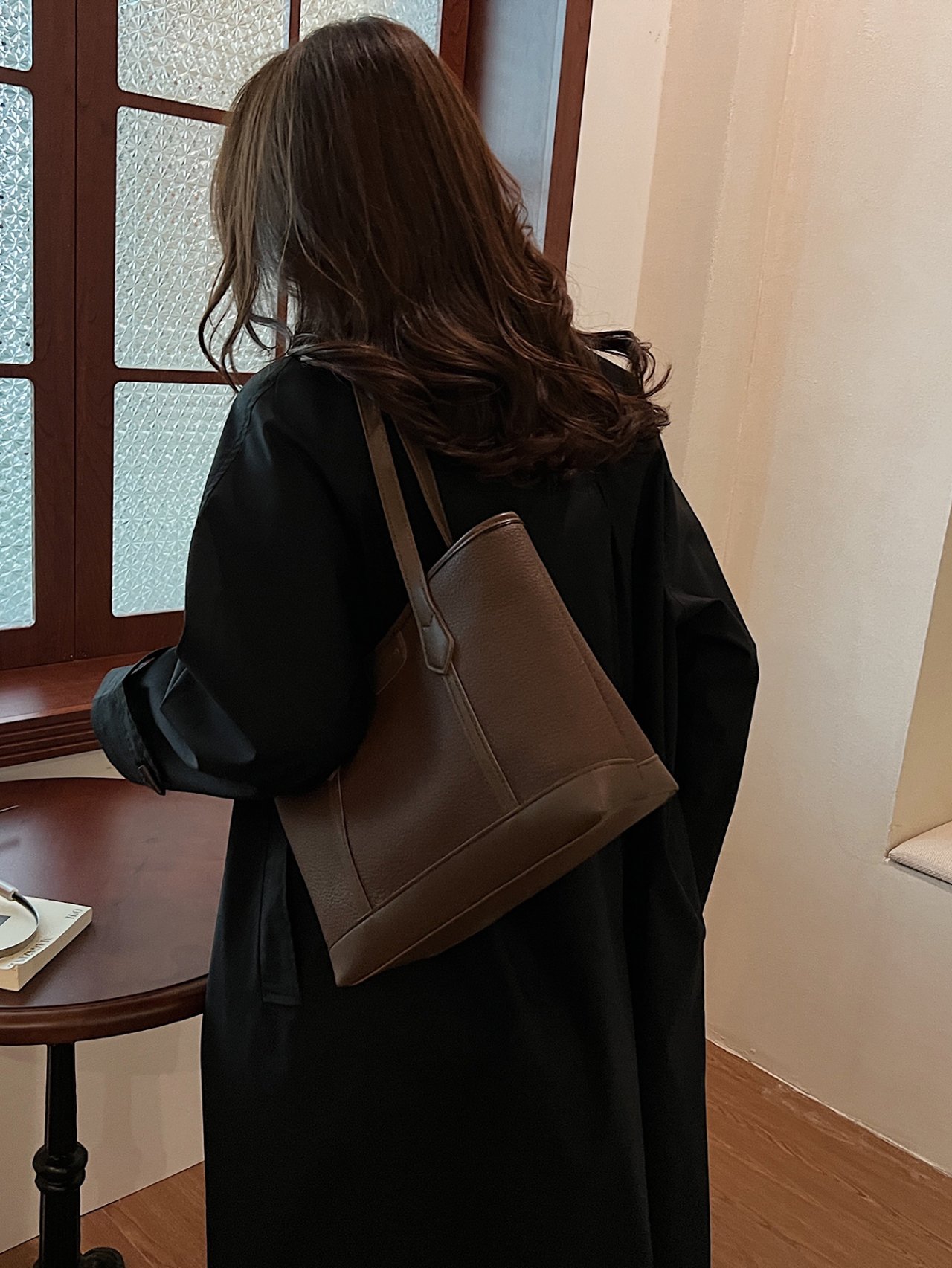 شنطة كتف بتفاصيل بارزة الملمس باللون البني