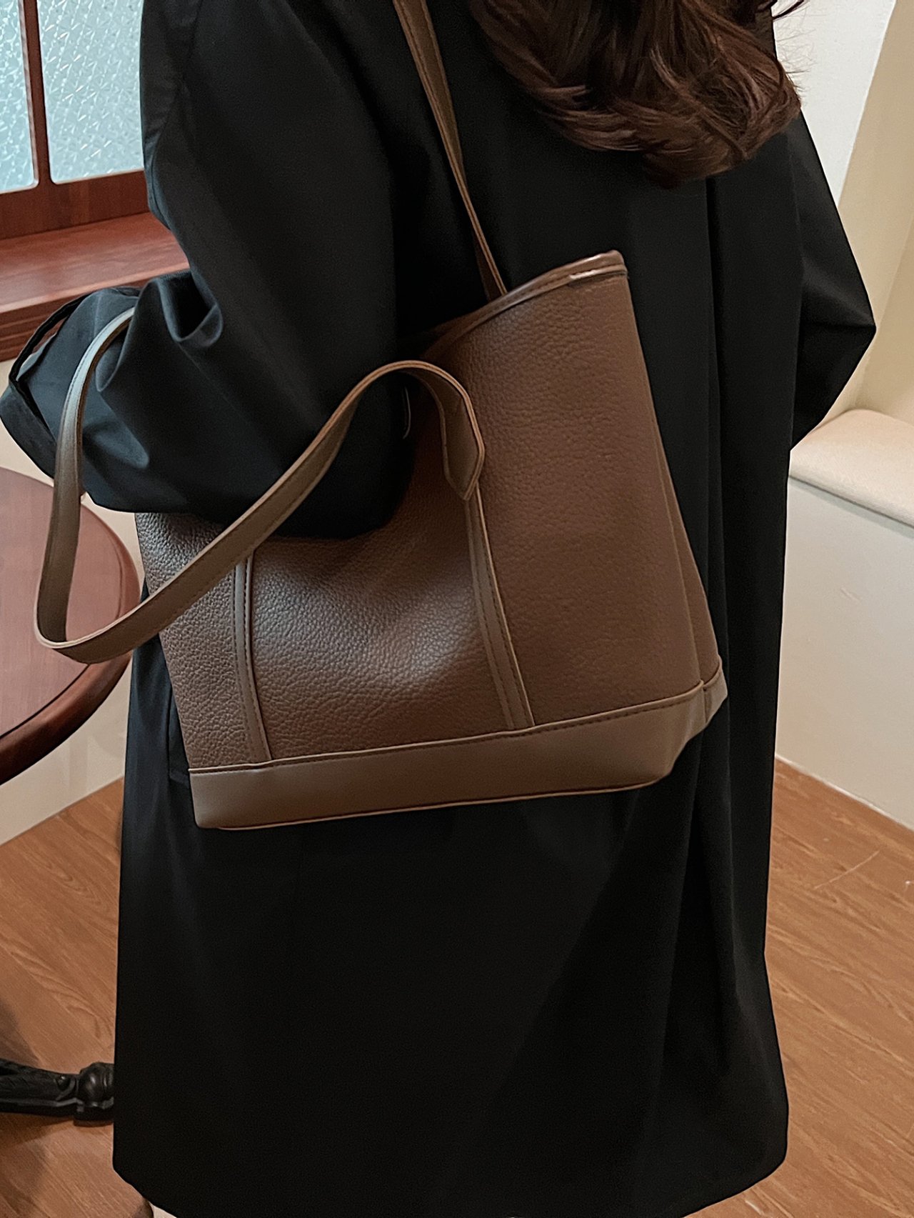 شنطة كتف بتفاصيل بارزة الملمس باللون البني