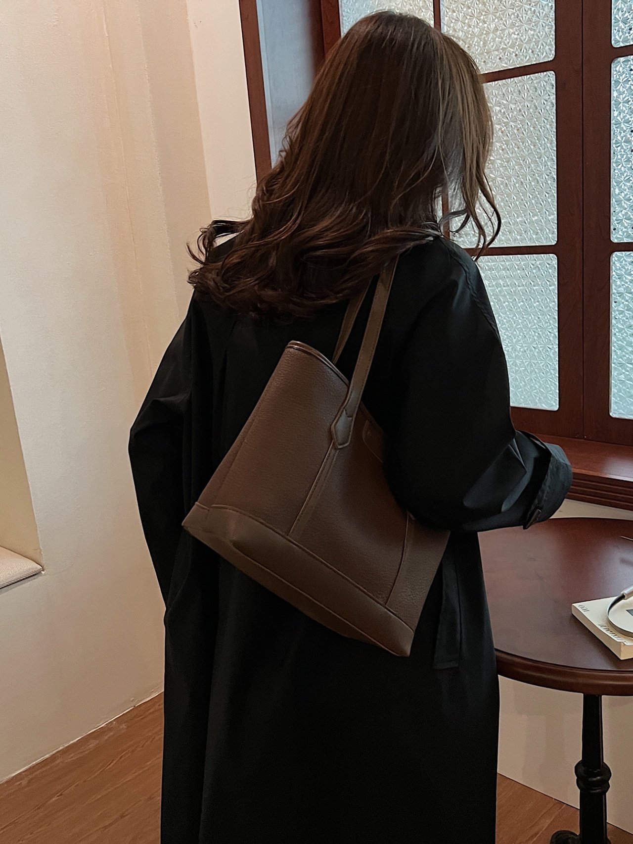 شنطة كتف بتفاصيل بارزة الملمس باللون البني