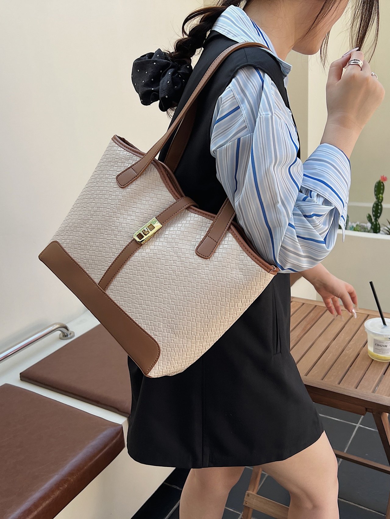 شنطة كتف منسوجة باللون أوف وايت