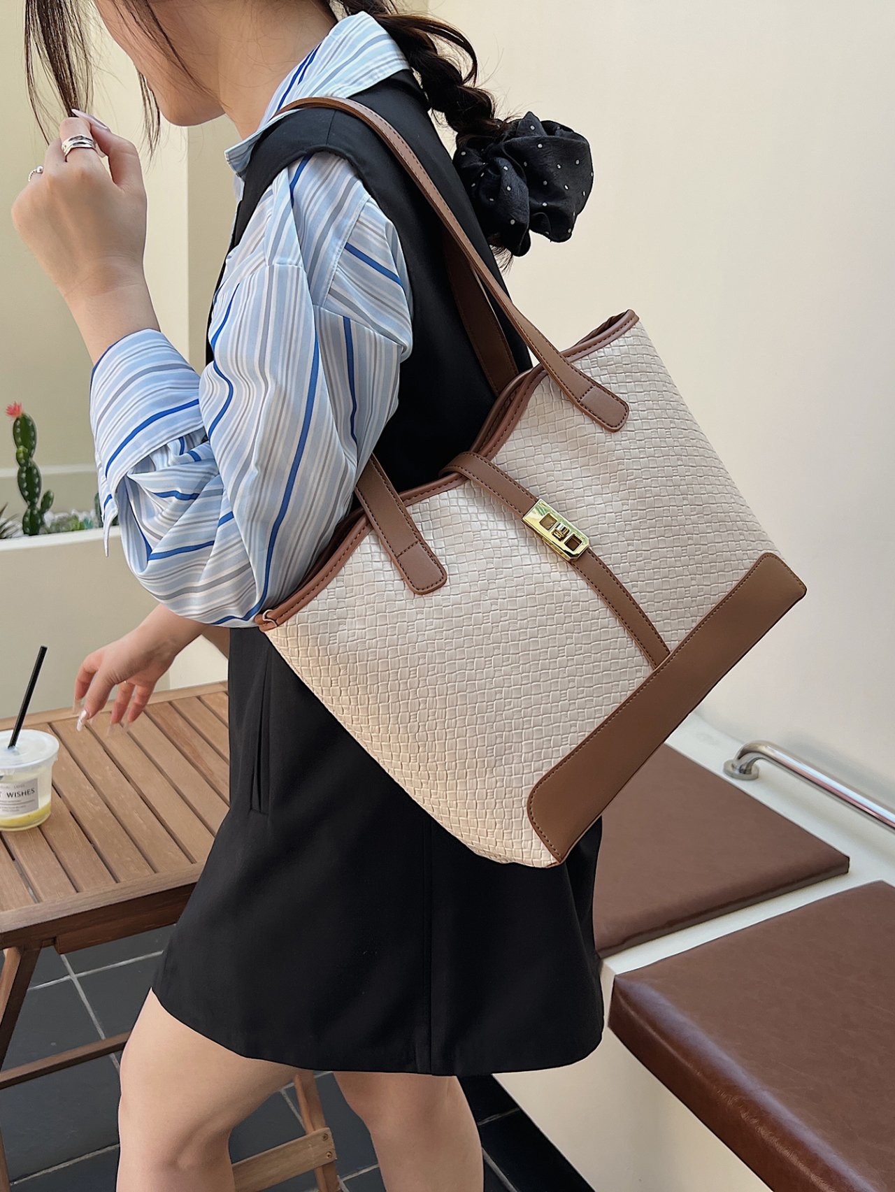 شنطة كتف منسوجة باللون أوف وايت