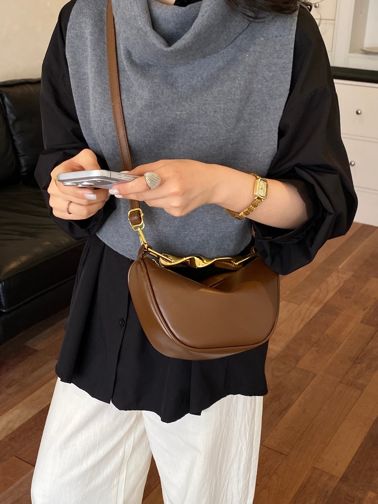 شنطة كروس هلالية باللون البني