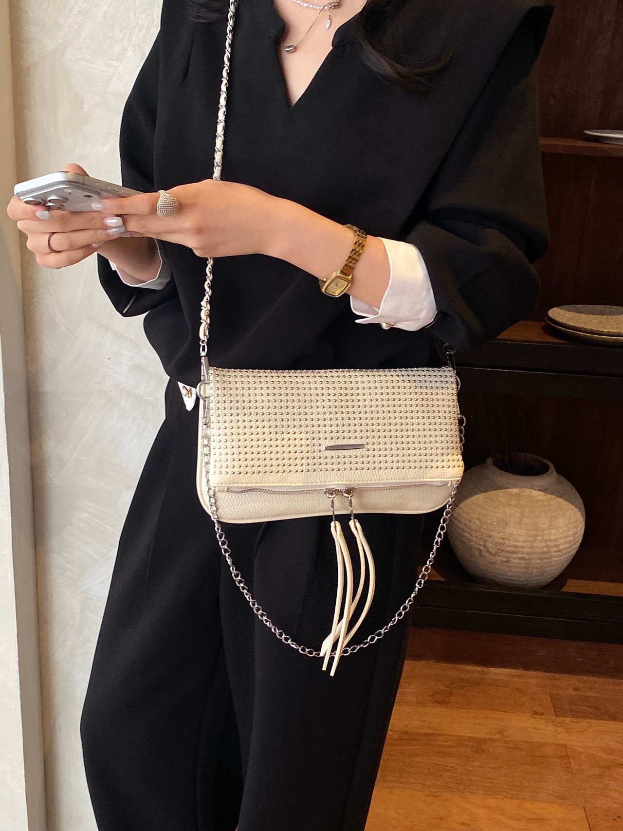 شنطة كروس بحزام سلسلة ومسامير باللون البيج