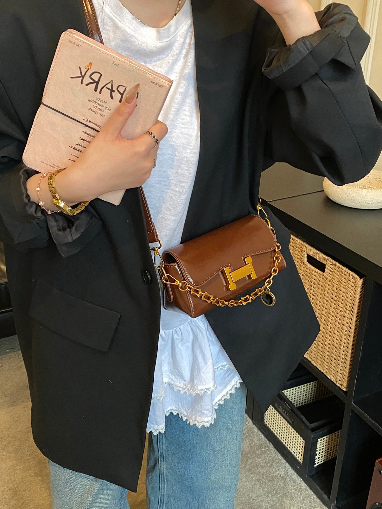 شنطة كروس بتفاصيل سلسلة ذهبية باللون البني