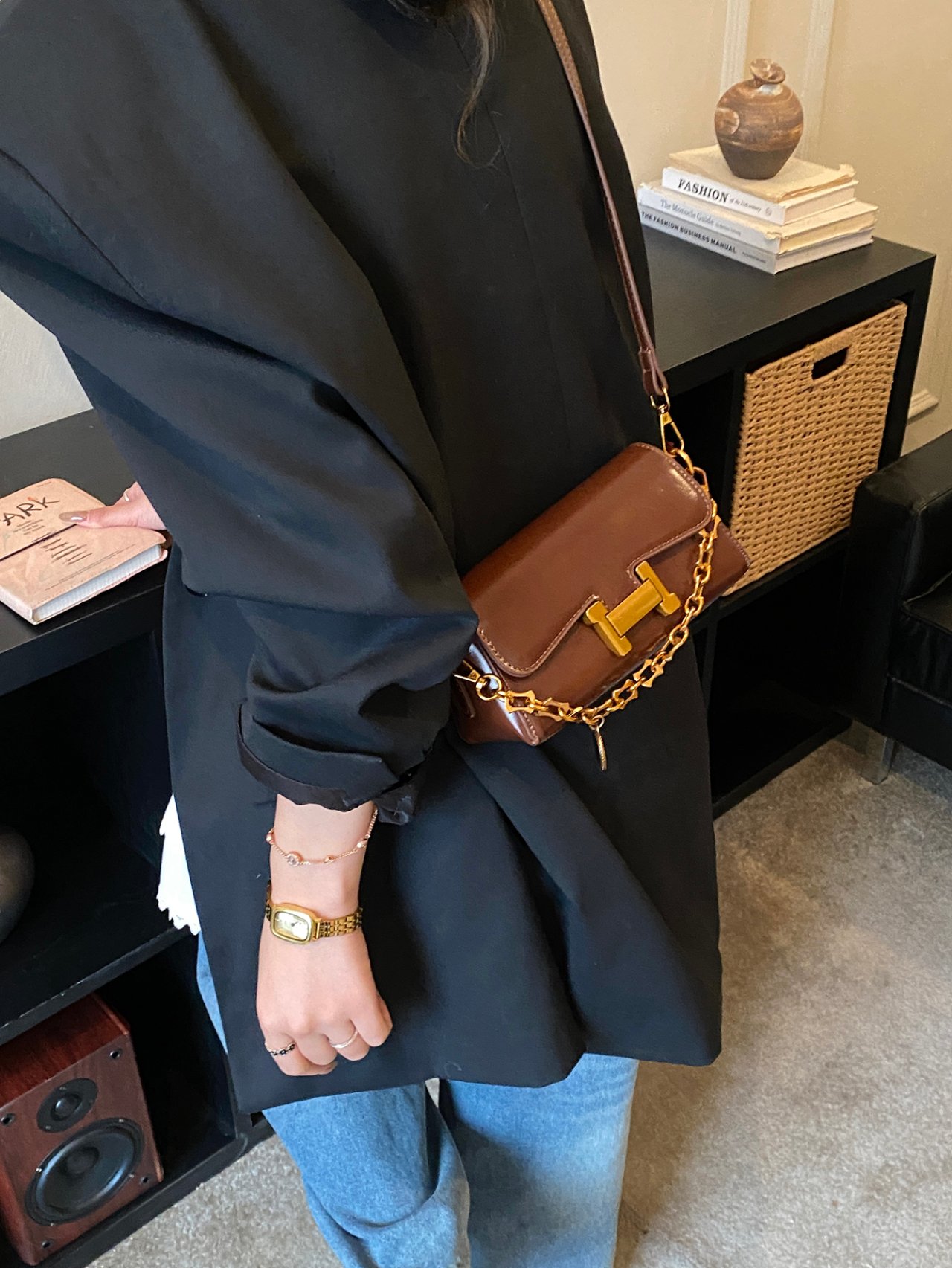 شنطة كروس بتفاصيل سلسلة ذهبية باللون البني