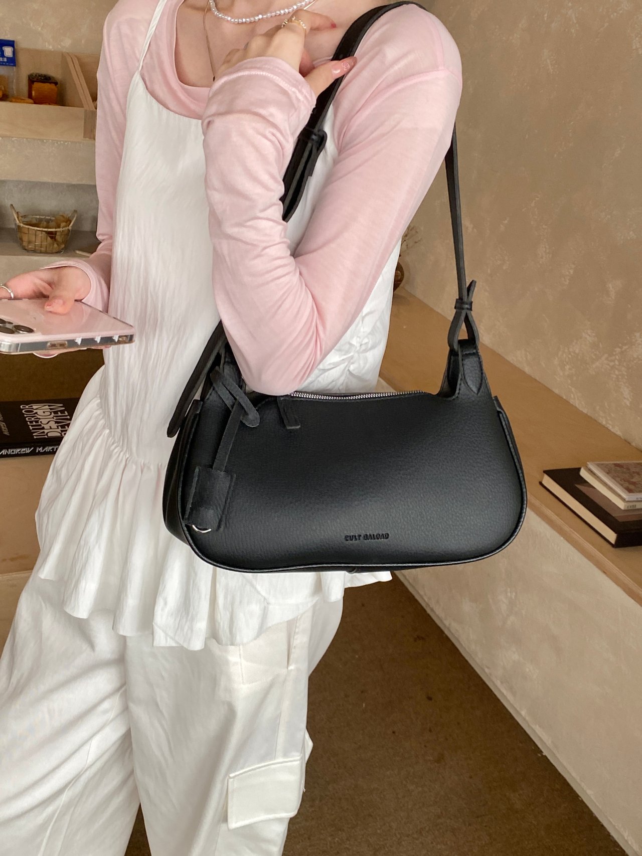 شنطة كتف سادة باللون الأسود