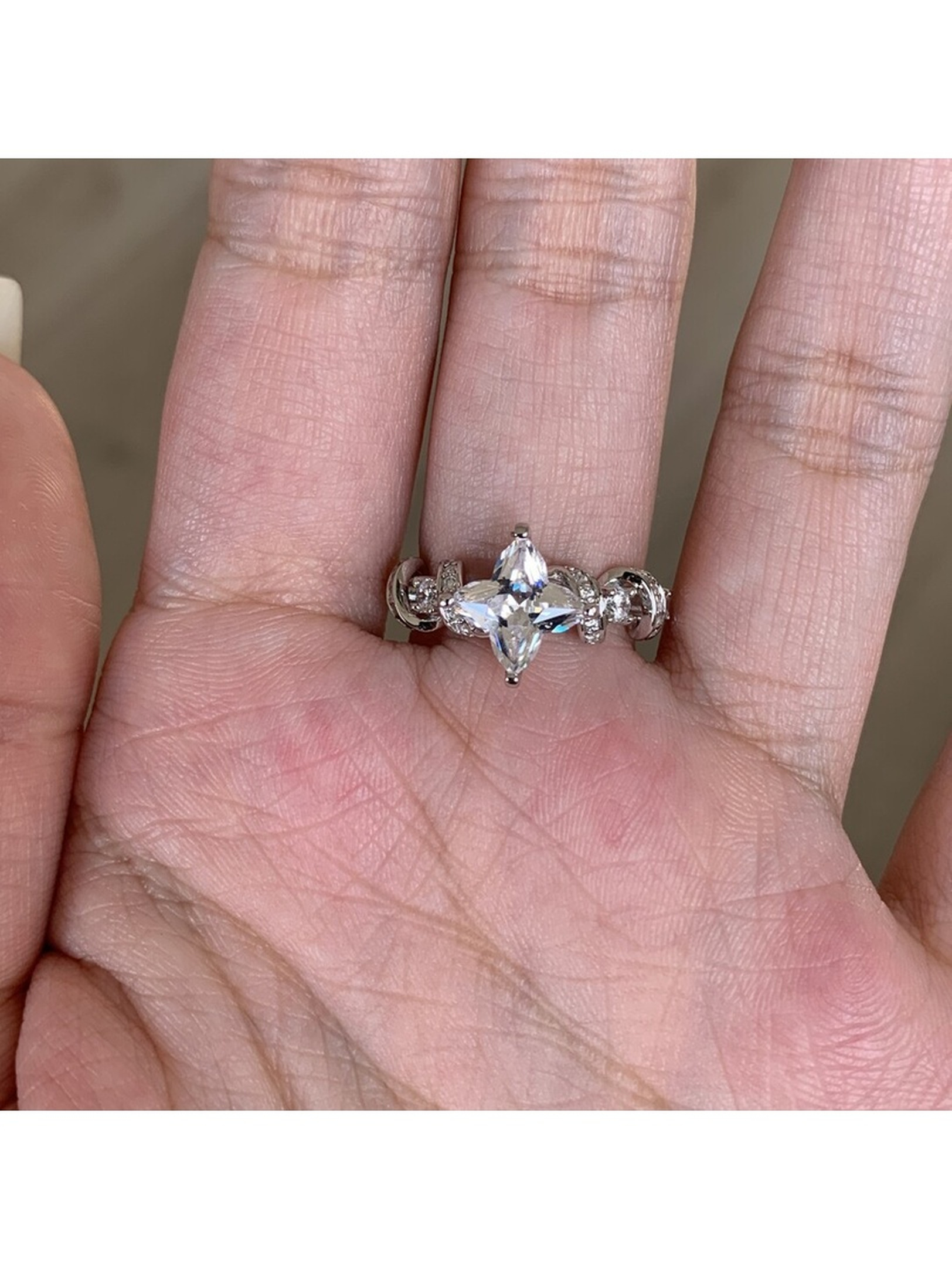 خاتم قابل للتعديل باللون الفضي
