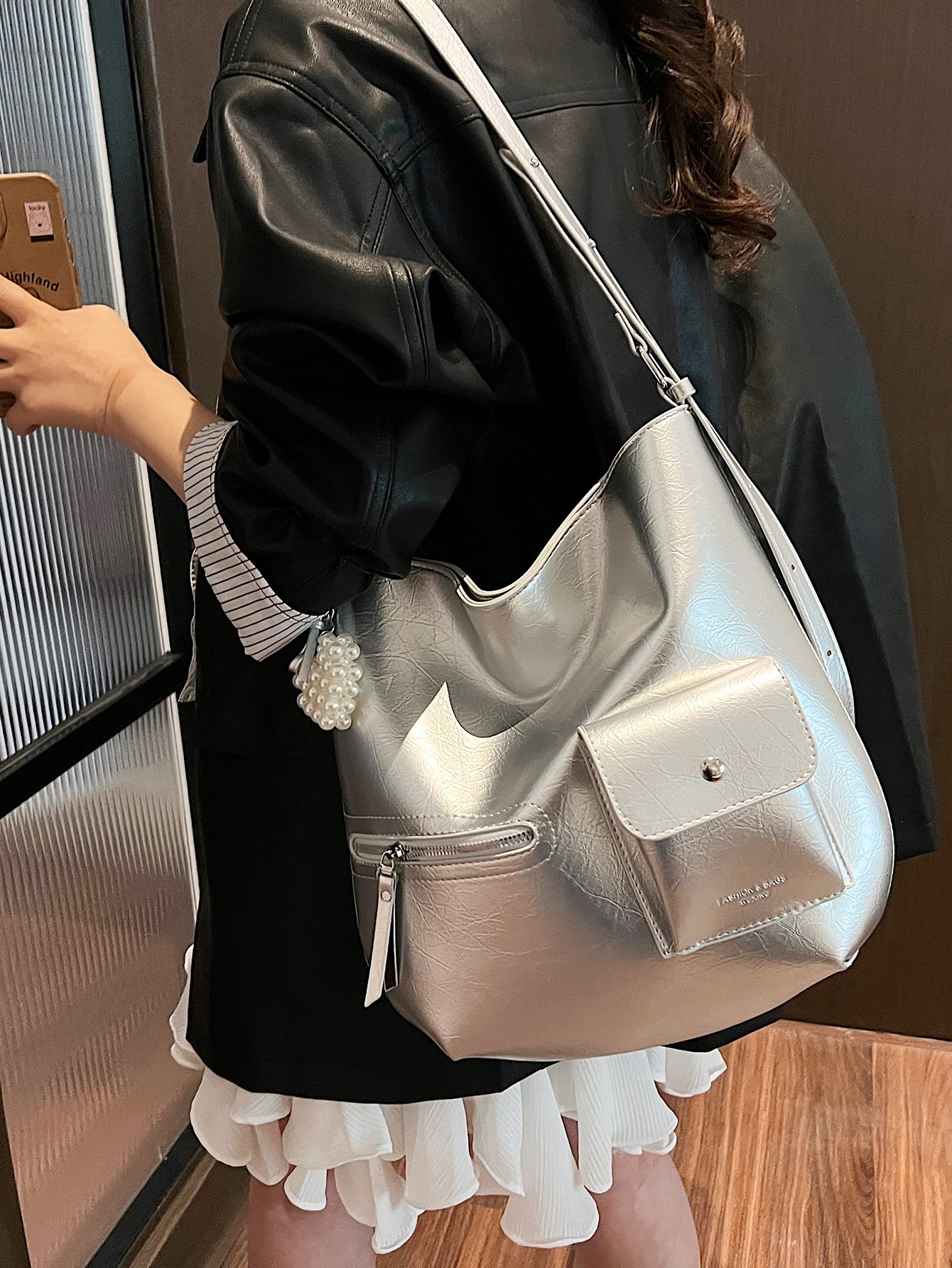 شنطة كروس بودي سادة باللون الفضي