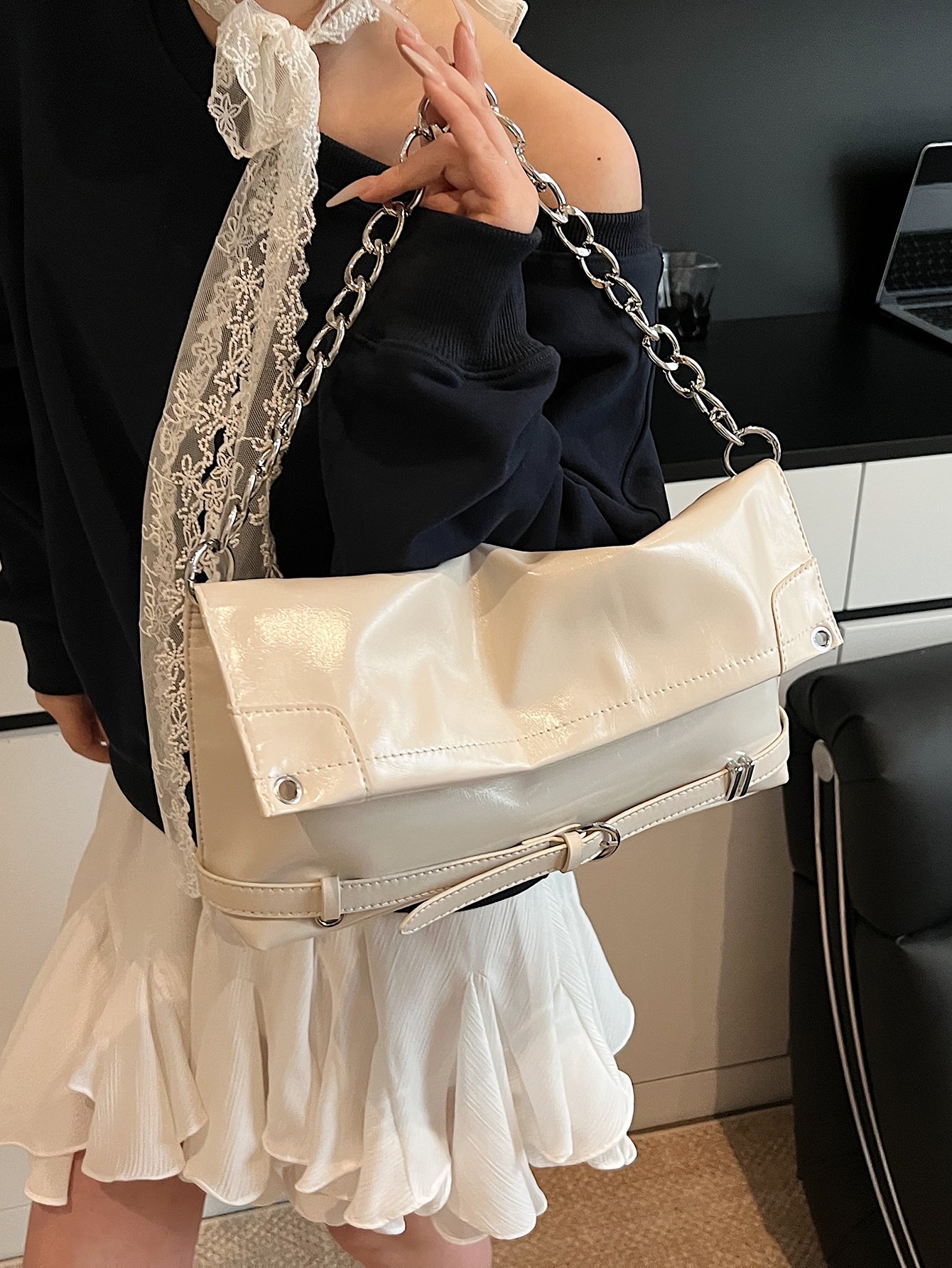شنطة كتف بحزام سلسلة باللون البيج