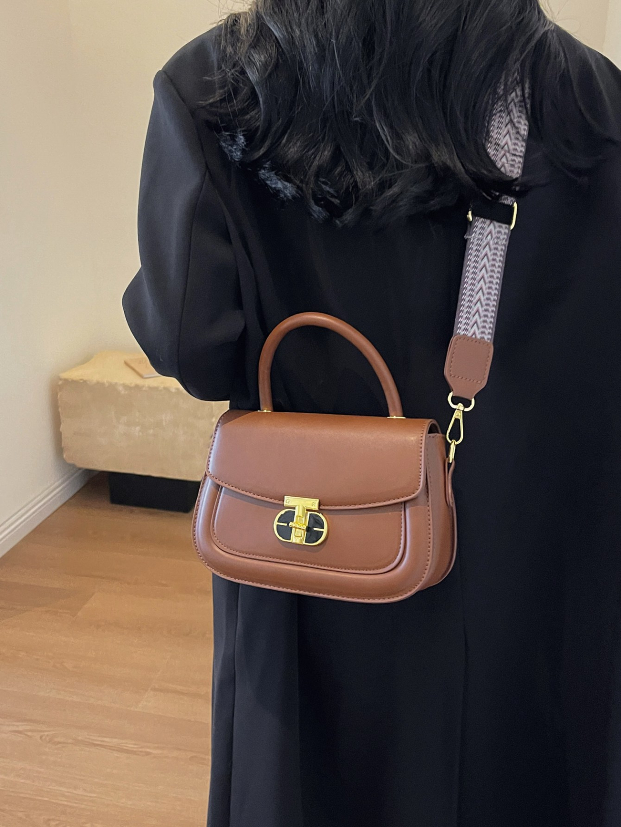 شنطة كروس بحزام منسوج باللون البني القهوة