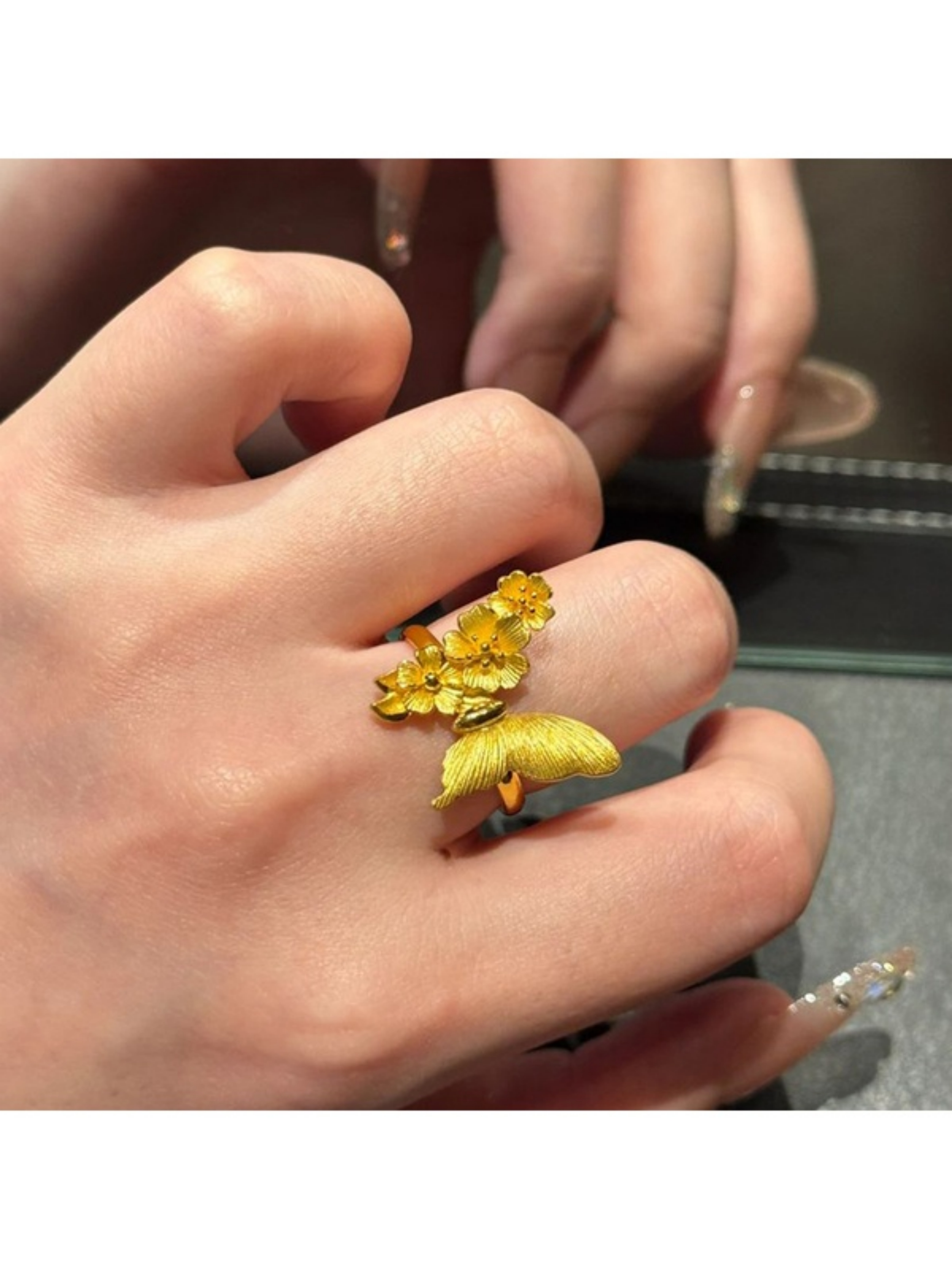 خاتم بتصميم زهور وفراشة باللون الذهبي