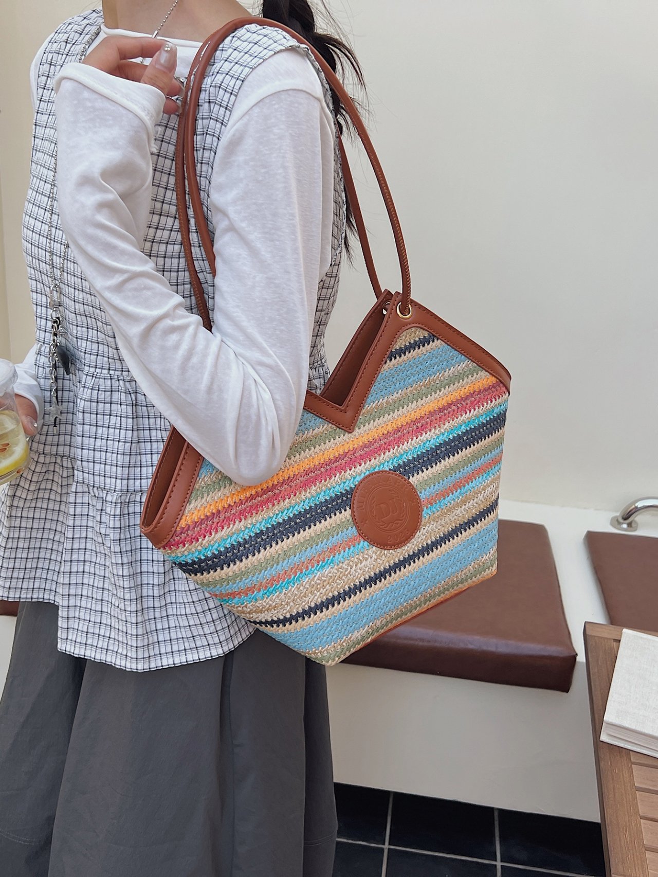 شنطة كتف توتي منسوجة ومخططة متعددة الألوان