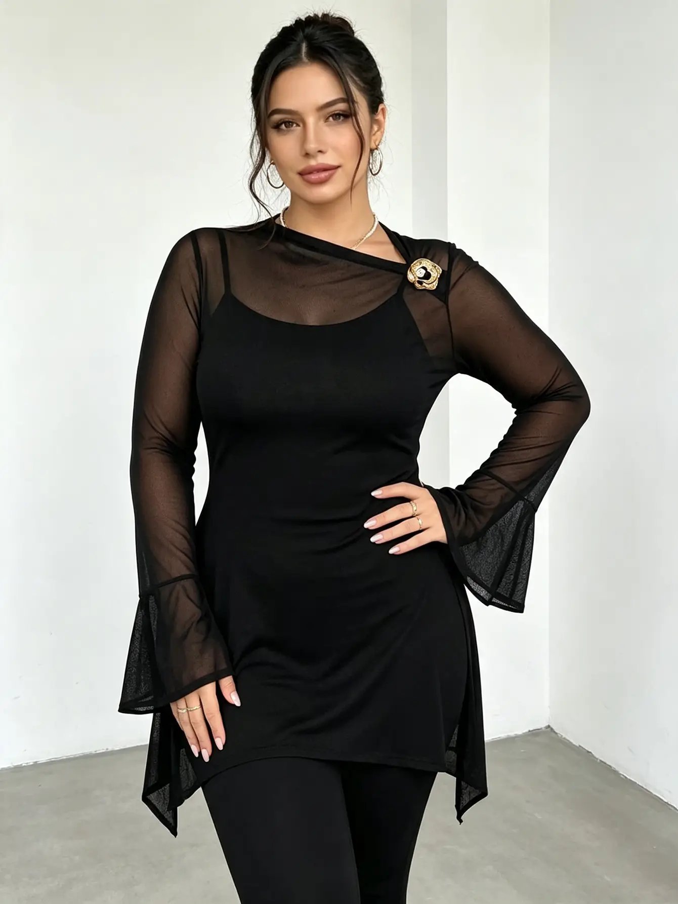 تونيك شبكي بمقاس كبير بلون أسود سادة