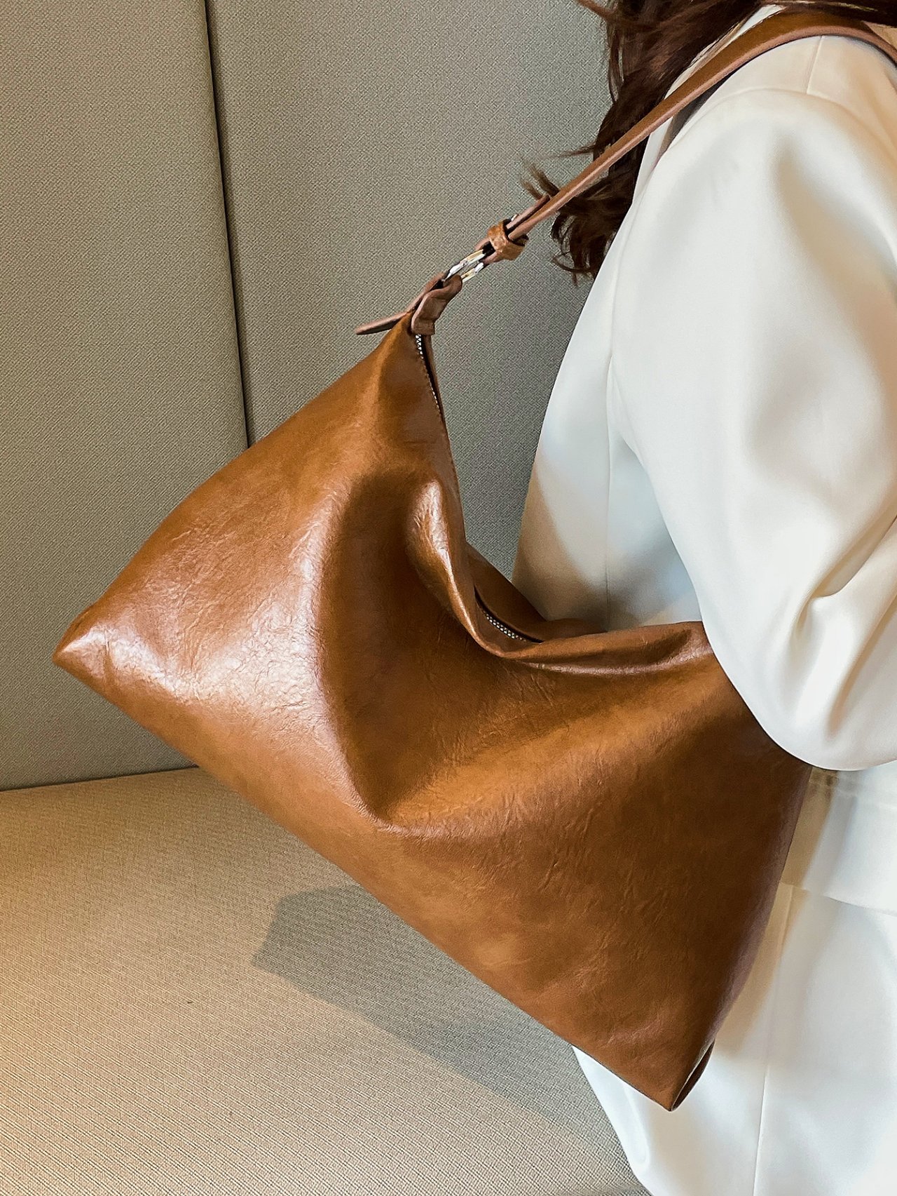 حقيبة كتف بنية