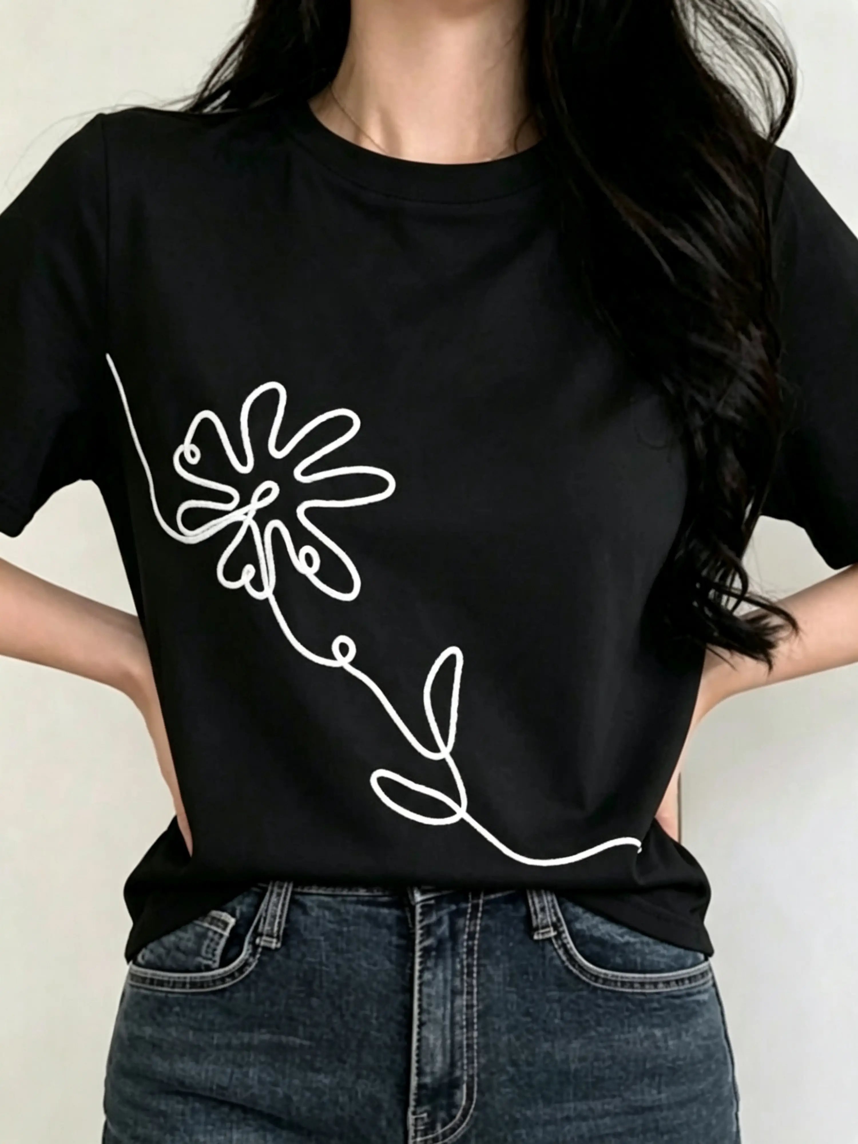 Black Floral Line Art T-Shirt with Short Sleeve