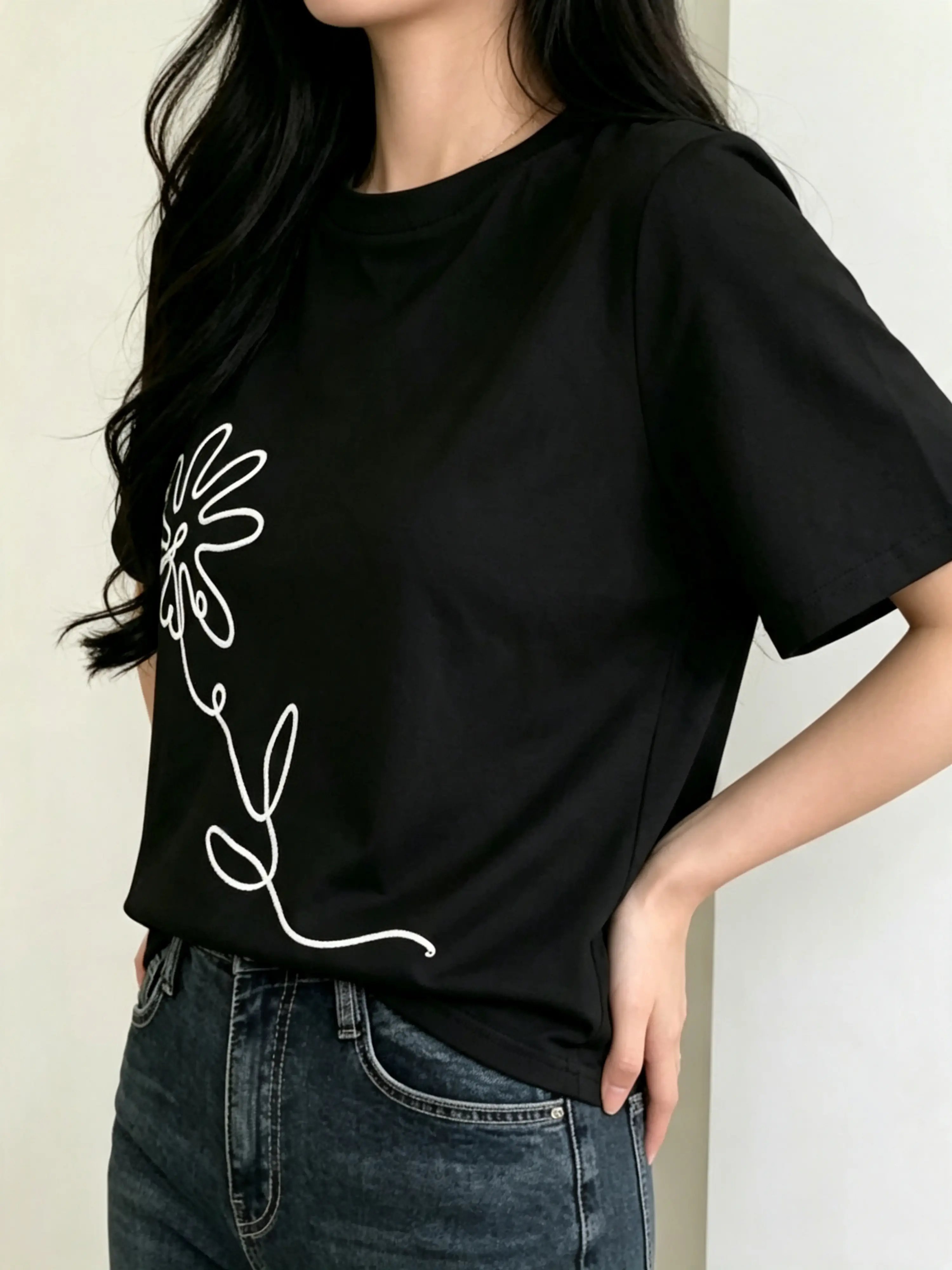Black Floral Line Art T-Shirt with Short Sleeve