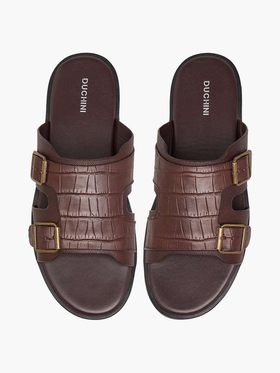 Men Textured Buckle Accent Sandals
