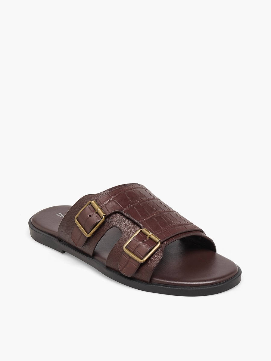 Men Textured Buckle Accent Sandals