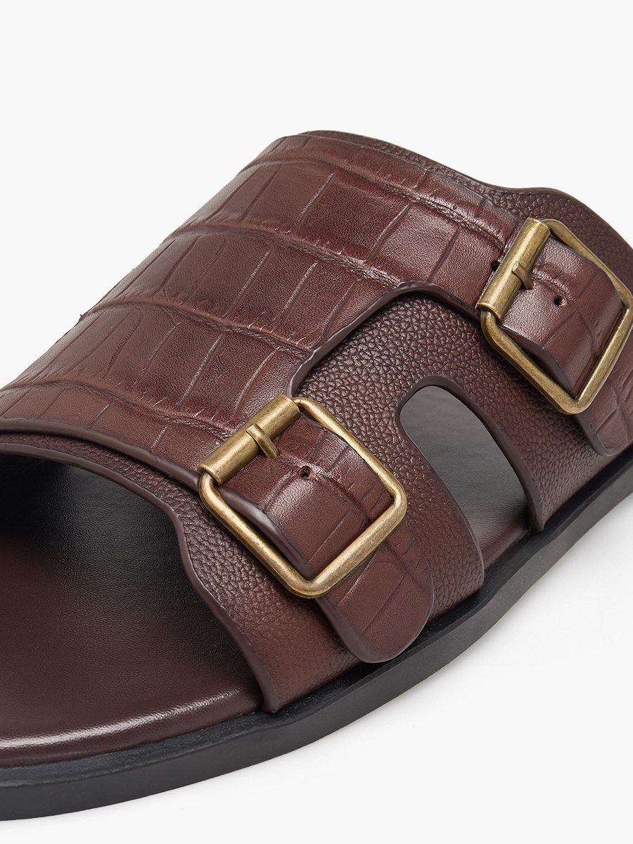 Men Textured Buckle Accent Sandals